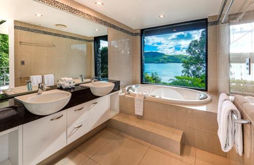 Hamilton Island Apartment | Edge 2 - Oceanfront Luxurious and Spacious 4 Bedroom Split Level Apartment with buggy and valet service