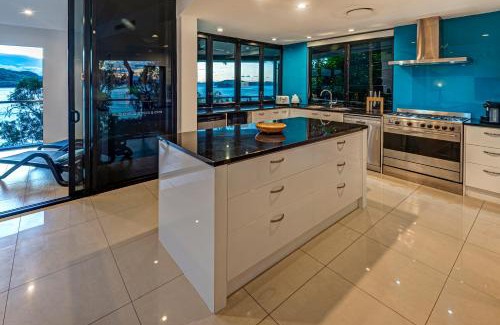Hamilton Island Apartment | Edge 2 - Oceanfront Luxurious and Spacious 4 Bedroom Split Level Apartment with buggy and valet service