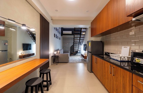 Santolan Condo | Edgy 1BR Loft Ibiza CV - Free Parking - 4 Guests