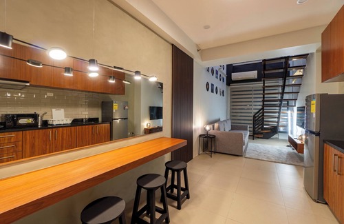 Santolan Condo | Edgy 1BR Loft Ibiza CV - Free Parking - 4 Guests