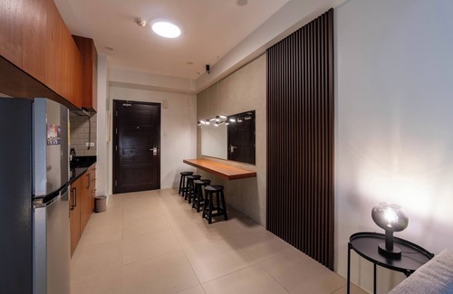 Santolan Condo | Edgy 1BR Loft Ibiza CV - Free Parking - 4 Guests