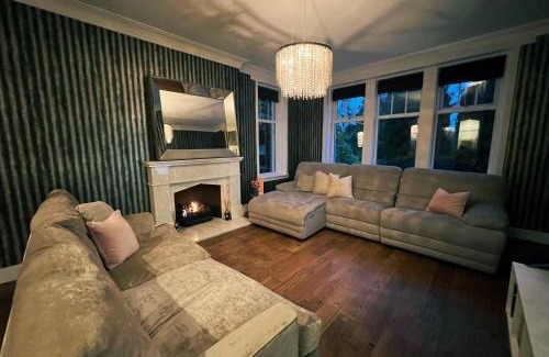 Newton Mearns Villa | Edwardian Manor near Glasgow City with HEATED POOL & HOT TUB
