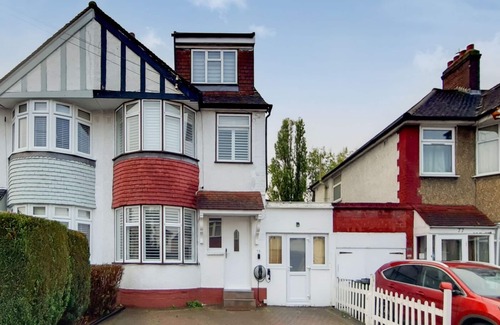 Kidbrooke with Hornfair House | EEJ Charming London 5 Bed Home - Greenwich