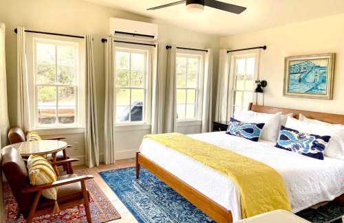 Ingram House | Efficiency-Style Cabin with Spa Lovely for a Couples Escape in Hunt, Texas