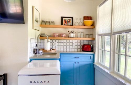 Ingram House | Efficiency-Style Cabin with Spa Lovely for a Couples Escape in Hunt, Texas