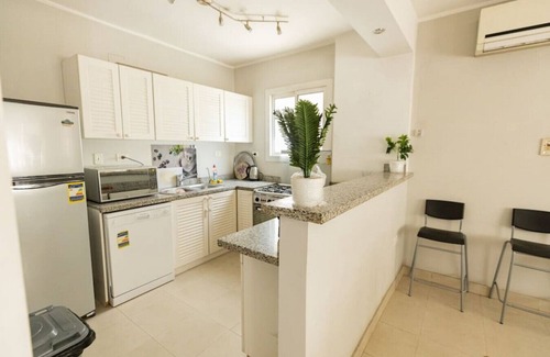 Taqseem Laselky Apartment | Lily Mint Comfy 3BR W/Sitting room TV Apartment