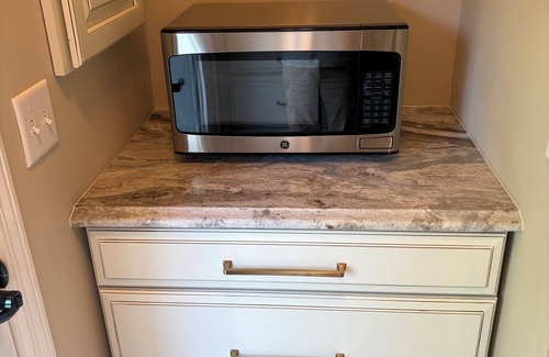 Starkville House | Egg Bowl ready and all the kitchen gadgets for preparing your Thanksgiving meal.