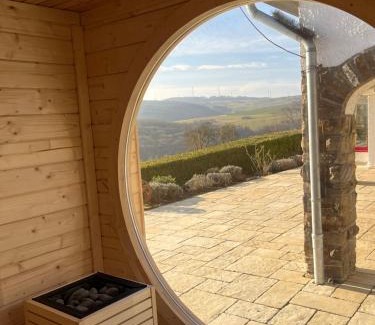 Hain House | Eifel Landhaus Panoramablick unter der Burg Olbrück mit Sauna Hottub großer Terrasse und Garten Ideal für Familien