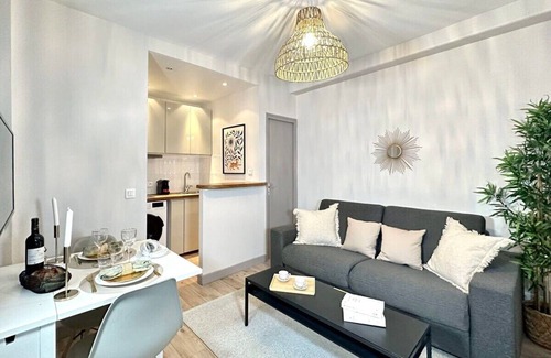Passy Apartment | Eiffel Tower - Apartment for 4 with elevator