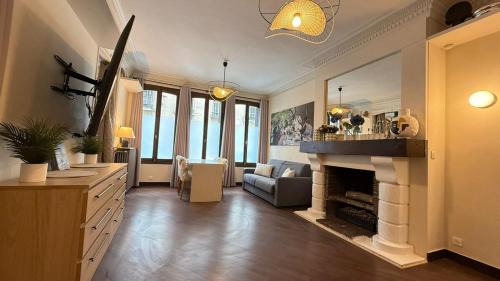 16th Arrondissement Apartment | Eiffel-Tower, Deluxe Suite Passy - 6 people