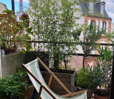 Passy Apartment | Eiffel Tower view - Balcony - Trocadero
