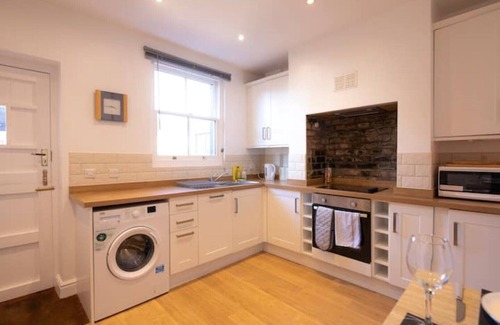 Salisbury House | Eighty-Eight, Cathedral View with Private Parking & EV Charger
