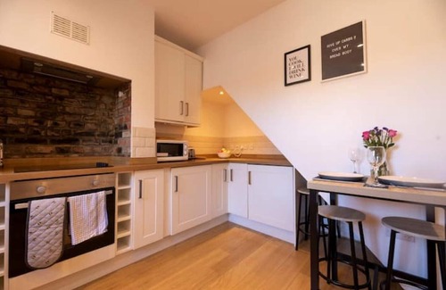 Salisbury House | Eighty-Eight, Cathedral View with Private Parking & EV Charger