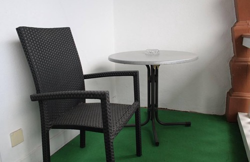 Steinbach Apartment | Einzelzimmer mit Balkon und Dusche