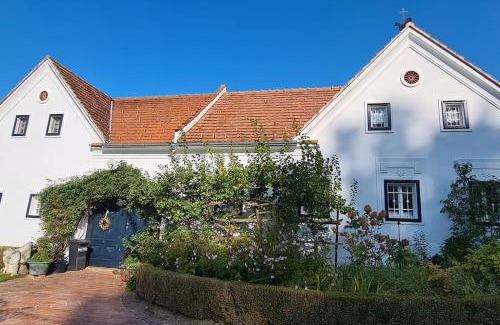 Loipersdorf bei Fuerstenfeld Apartment | Einzigartiger Vierkanthof