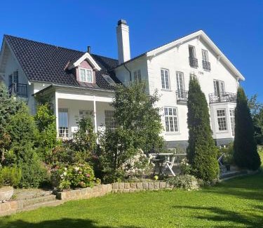 Vejlby Risskov Apartment | Eksklusiv taglejlighed med hav- og skovudsigt