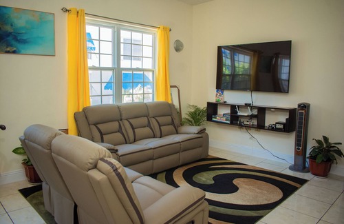 New Kingston House | El Paraíso @ The Westbury Cozy 2BR Apt in New Kingston