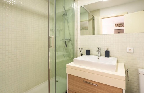 Camarma De Esteruelas Apartment | El Ventero Apartment - Elegante Apt para 5 con terraza, Wi-fi y aparcamiento en la calle