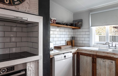 Port Elliot Cottage | ELANORA ROSE IS WITHIN CLOSE WALKING TO SHOPS, CAFES AND THE PT ELLIOT BAKERY