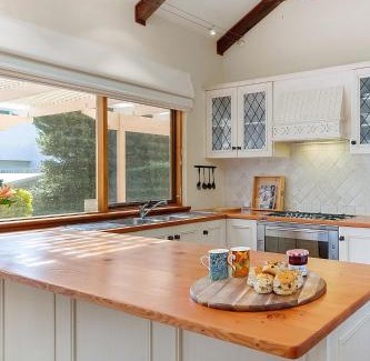 Carrickalinga House | Elcott House - Carrickalinga - C21 SouthCoast Holidays