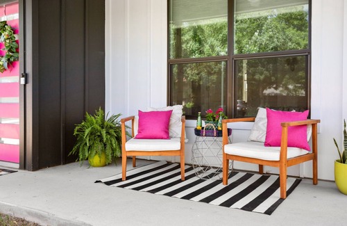 South Manchaca House | Electric Pink Palace ATX - less than 5 miles to DT