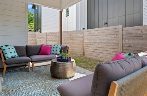 South Manchaca House | Electric Pink Palace ATX - less than 5 miles to DT