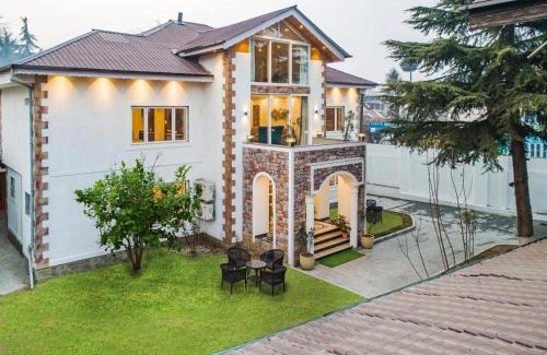 Sudarbal Hotel | Elegance in Nigeen