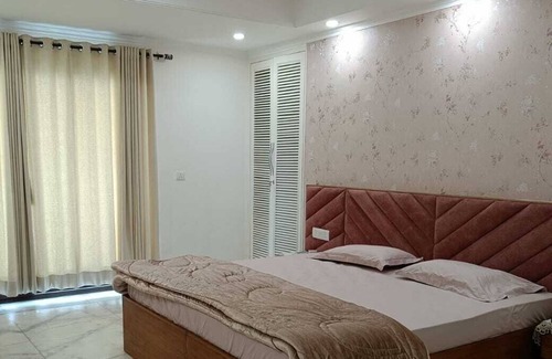 New Delhi Apartment | Elegancy at it's Best-Stunning 3 BHK Apt in Connaught Place