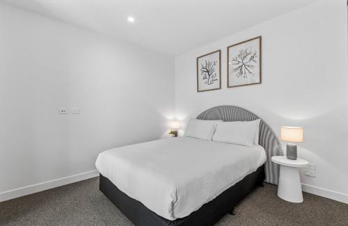 Preston Apartment | Elegant 1-Bed by Shops with Rooftop Swimming Pool