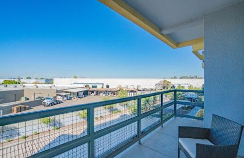 Tempe Apartment | Elegant 1BD - Balcony, Pool, Gym, W-D - Sleeps 4