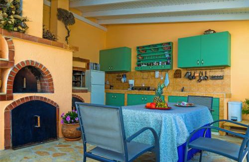 Agios Dimitrios Apartment | Elegant 1BR by Heraklion Beach Sun &Comfort Await