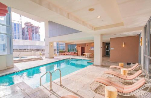 Downtown Phoenix Apartment | Elegant 28th Floor High Rise, Gym, Parking, Pool, Golf