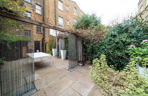 Kennington Apartment | Elegant 2BR 2BA with Patio in Kennington