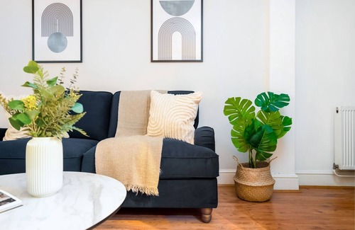 Kennington Apartment | Elegant 2BR 2BA with Patio in Kennington