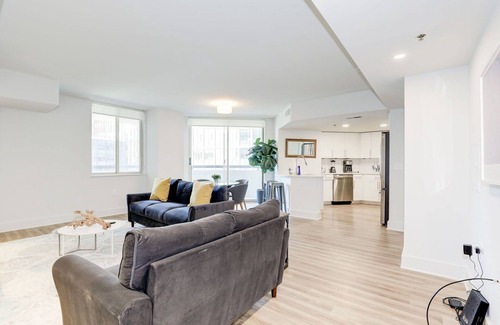 Crystal City Apartment | Elegant 2BR Apartment Minutes From DC