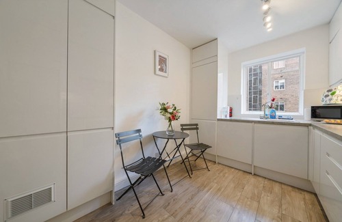 Lancaster Gate Apartment | Elegant 3-bed home with balcony