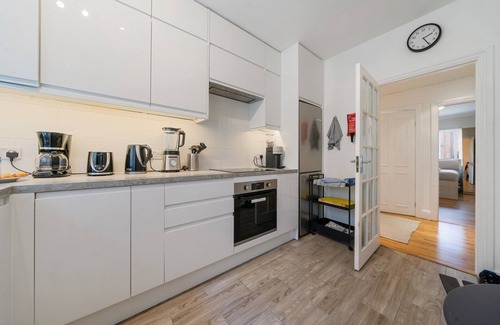 Lancaster Gate Apartment | Elegant 3-bed home with balcony