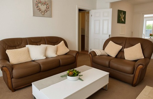 Northfield House | Elegant 3 Bed Stay - Birmingham