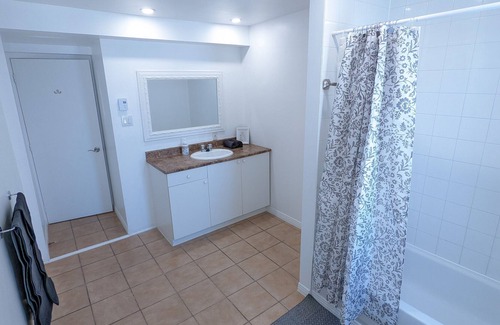 Pont-Viau Apartment | ELEGANT 3 BEDROOM/2 BATHS CONDO with FREE PARKING!