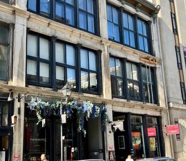Old Montreal Apartment | Elegant 3 Bedroom apartment in old port - 201