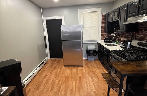 Elizabeth Apartment | Elegant 3 Bedroom condo 5 minutes from EWR & NJ Transit + 30 minutes from NYC