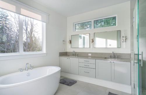 North Rose Hill Apartment | Elegant 3-Story House with Private Backyard in WA