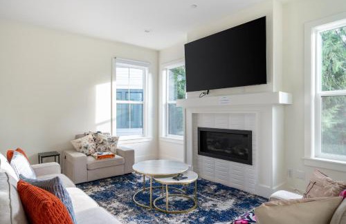 North Rose Hill Apartment | Elegant 3-Story House with Private Backyard in WA