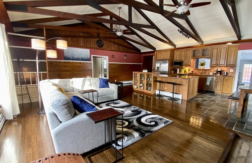 Wood Dale House | Elegant 3BD Chalet! 🌲15min to ORD/Train 2 Dwntwn!