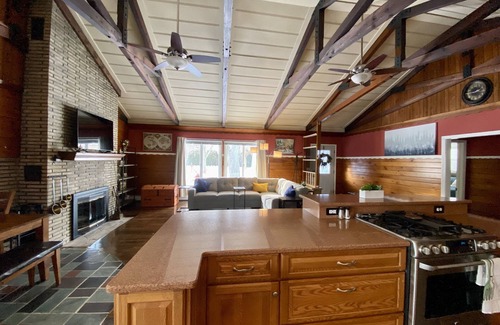 Wood Dale House | Elegant 3BD Chalet! 🌲15min to ORD/Train 2 Dwntwn!