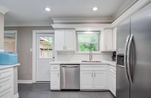 Garden Oaks House | Elegant 3BR 2BA-10 min ~ Downtown & Galleria Houston