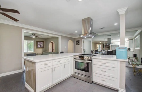 Garden Oaks House | Elegant 3BR 2BA-10 min ~ Downtown & Galleria Houston
