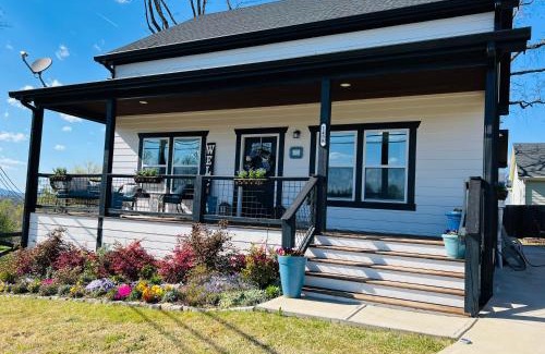 Nelson House | Elegant 3BR 2BA Retreat Near Ball Ground & Venues