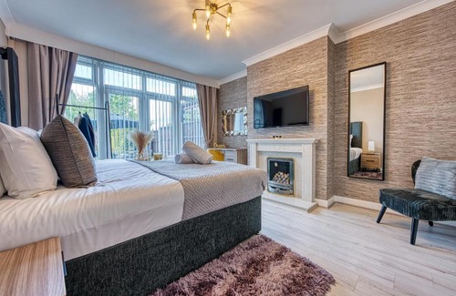Shirley House | Elegant 5 Bed House - Sleeps 9, Central Solihull, NEC, JLR, HS2, Resorts World, Airport Business and Leisure Stays,