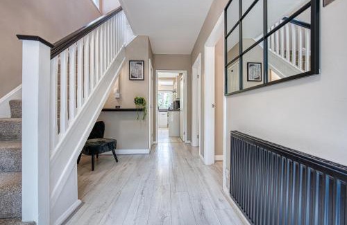Shirley House | Elegant 5 Bed House - Sleeps 9, Central Solihull, NEC, JLR, HS2, Resorts World, Airport Business and Leisure Stays,